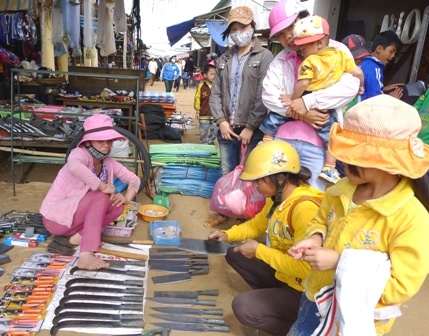 ... và cũng là dịp để người nông dân sắm thêm nông cụ sản xuất , hy vọng một năm mới dao bén, cuốc bền, mùa màng bội thu