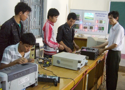 Giờ thực hành của lớp sửa chữa điện tử Trường Cao đẳng nghề Thanh niên  Dân tộc Tây Nguyên