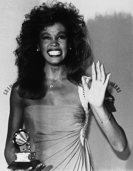 Whitney nhận giải Grammy đầu tiên năm 1986 cho Nữ ca sĩ hát nhạc pop xuất sắc với bài 'Saving All My Love For You'. Ảnh: AP