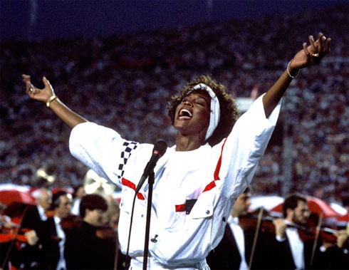 Lần Whitney Houston hát quốc ca Mỹ tại trận chung kết Super Bowl năm 1991 vẫn được coi là một trong những khoảnh khắc vĩ đại nhất của thể thao và nghệ thuật mọi thời đại, thể hiện rõ lòng yêu nước và tinh thần tự hào dân tộc