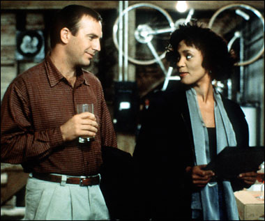 Whitney Houston cùng Kevin Costner trong phim The Bodyguard (Vệ sỹ) vào năm 1992