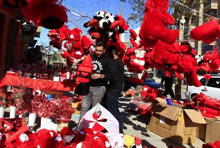 Một người đàn ông Iraq chọn quà cho ngày Valentine ở thủ đô Baghdad