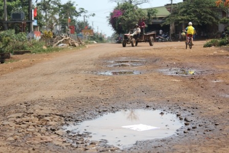 Đoạn dường nhựa dài khoảng 1 km tại xã Ea Hiu, huyện Krông Pak đã bị xuống cấp nghiêm trọng