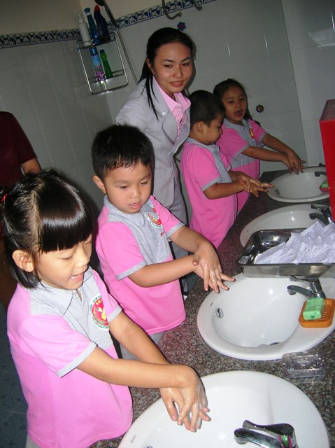 Thường xuyên hướng dẫn trẻ rửa sạch tay đúng cách để phòng chống các bệnh truyền nhiễm. Ảnh: K.O
