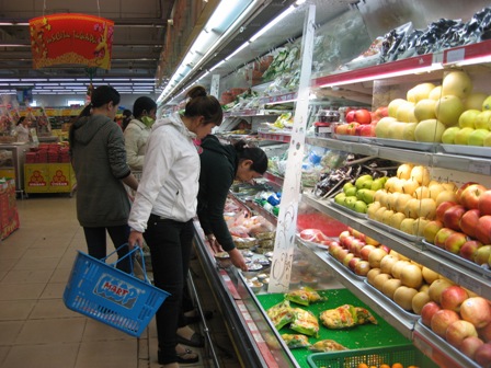Khách chọn mua hàng tại siêu thị Co.op Mart  Buôn Ma Thuột.	 