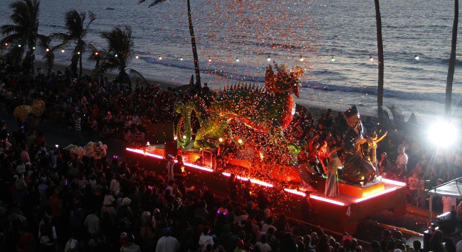 Vũ công biểu diễn múa sư tử trong cuộc diễu hành Carnival của Mazatlan, Mexico