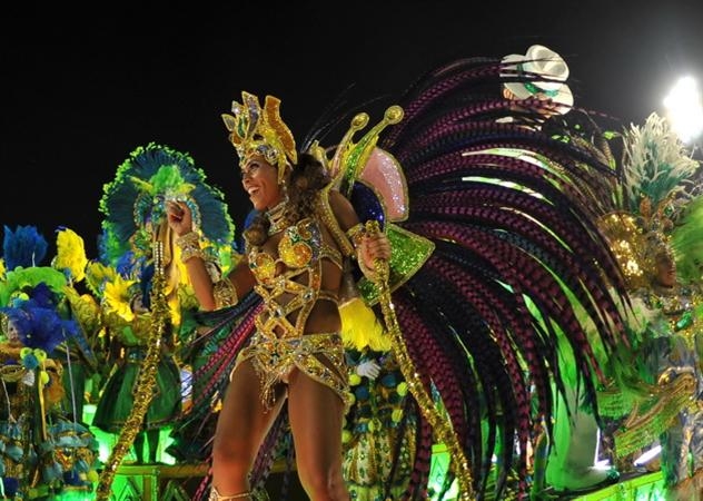 Các vũ công biểu diễn trong Lễ hội hóa trang Carnival ở thành phố Rio de Janeiro (Brazil