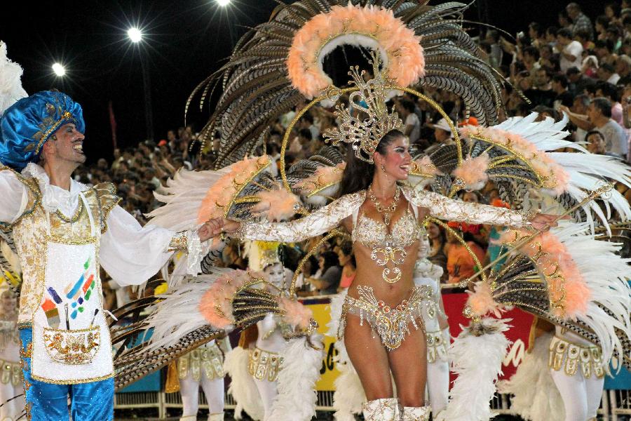 Các vũ công rực rỡ trong cuộc diễu hành carnival ở Corrientes, Argentina