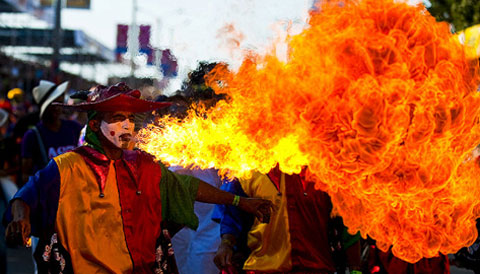 Vũ công biểu diễn những màn tài năng độc đáo tại lễ hội Carnival ở Barranquilla, Colombia