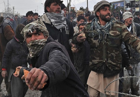 Người biểu tình Afghanistan giận dữ trước cổng căn cứ quân sự Mỹ. Ảnh: AFP