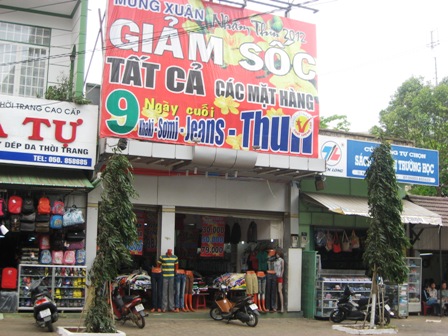Một cửa hàng thời trang trên đường Nơ Trang Lơng (TP. Buôn Ma Thuột) với nhiều chương trình giảm giá hấp dẫn.
