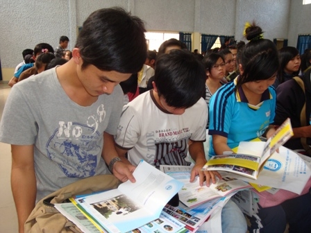 Học sinh các trường THPT trên địa bàn TP. Buôn Ma Thuột đang tìm hiểu các thông tin về kỳ thi tuyển sinh ĐH, CĐ năm 2012