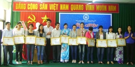 Bí thư Tỉnh Đoàn, Chủ tịch Hội LHTNVN tỉnh Y Vinh Tơr tặng Bằng khen và Giấy khen cho các cá nhân có thành tích suất sắc trong công tác Hội và phong trào Thầy thuốc trẻ năm 2011
