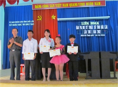 Ban Tổ chức trao giải cho các đơn vị đạt giải 