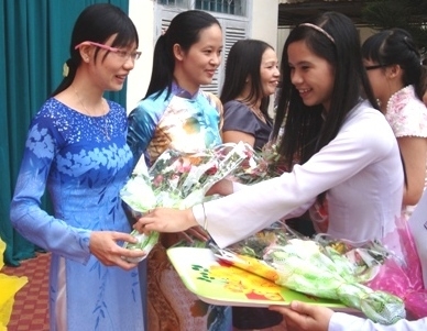 Học sinh Trường THPT Chuyên Nguyễn Du ( Dak Lak) tặng hoa tri ân thầy, cô giáo (Ảnh: minh họa)