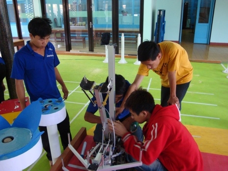 Học sinh Trường Cao đẳng Nghề Dak Lak chế tạo robot tham gia Cuộc thi Robocon năm 2011