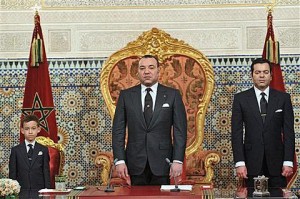 Vua Marốc Mohammed VI (giữa) hứa thực hiện những cải tổ nhằm hạn chế quyền chính trị và tôn giáo của ông