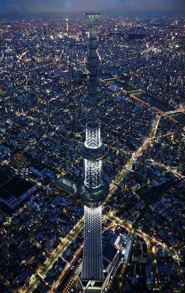 Tokyo Sky Tree tại Tokyo, tháp truyền thông cao nhất thế giới, được thắp sáng để tưởng nhớ các nạn nhân của thảm hoạ kép