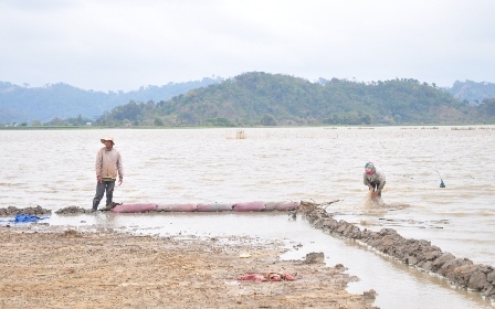 Người dân đổ đất, be bờ giữa hô Lak để trồng lúa