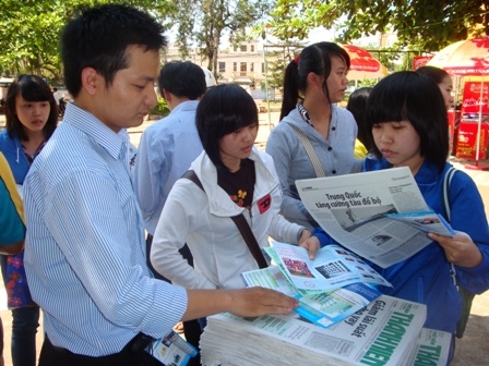 Học sinh tìm hiểu thông tin về kỳ thi tuyển sinh ĐH, CĐ năm 2012