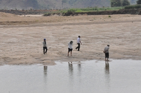 Người nhà nạn nhân đang tìm kiếm dọc lòng sông