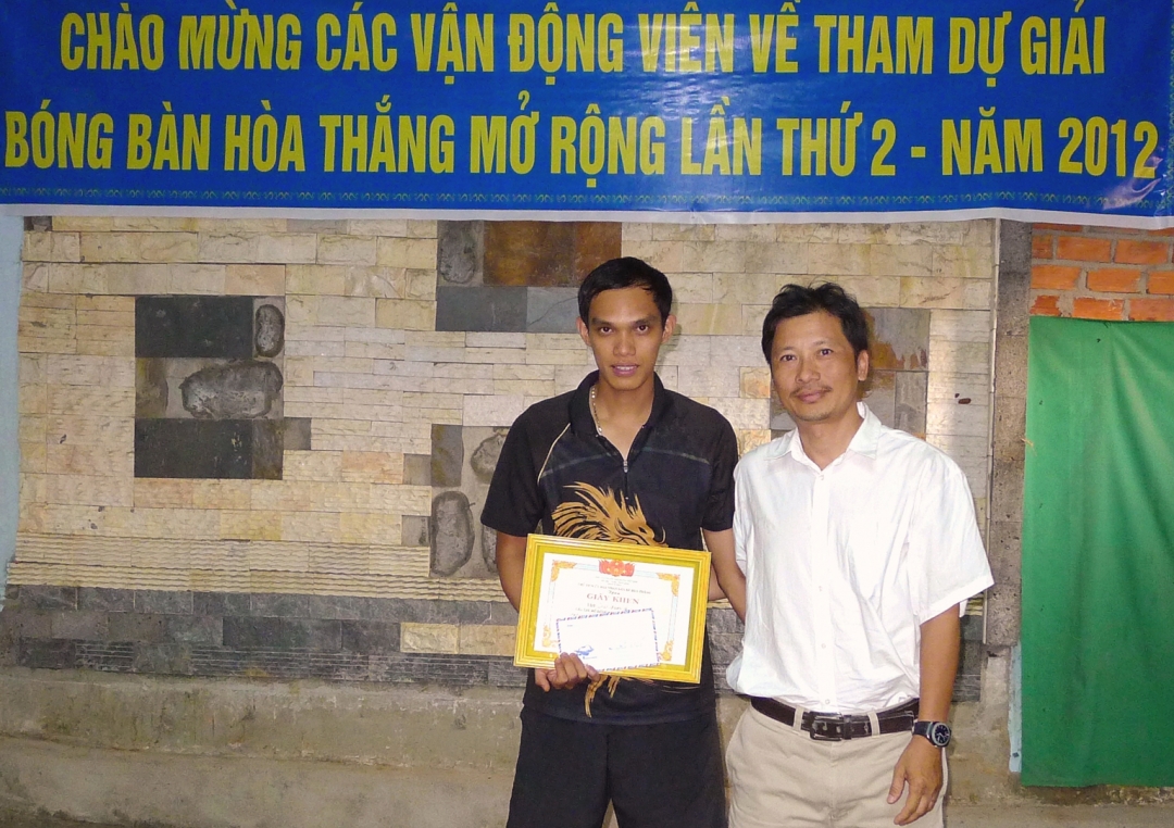 Tổng thư ký Liên đoàn bóng bàn Dak Lak Chu Hồng Giang trao giải Nhất cho VĐV Đào Xuân Cường