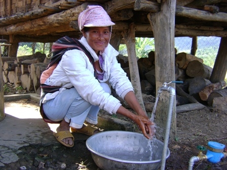 Hàng nghìn hộ dân là đồng bào dân tộc tại chỗ được thụ hưởng Chương trình nước sạch nông thôn. Nhờ vậy đời sống sinh hoạt của bà con ngày càng được cải thiện