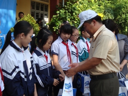 Đại diện Tỉnh đoàn tặng quà học sinh xuất sắc tham gia vòng thi Hương cấp thành phố