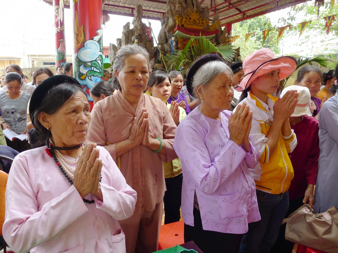 Đông đảo người dân đến dự lễ, Vía Thánh Mẫu