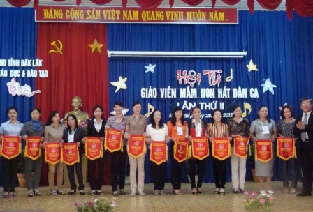 Ban tổ chức tặng Cờ lưu niệm các đơn vị tham gia Hội thi