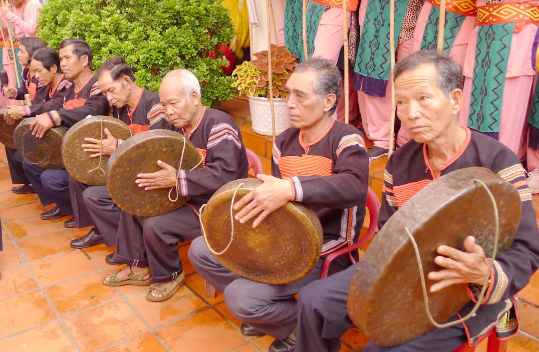 Mở đầu Lễ dâng hương giỗ Tổ là màn tấu cồng chiêng của các nghệ nhân buôn Cô Sia