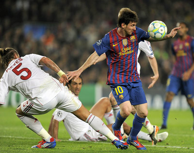Tiền đạo Lionel Messi (số 10) tung hoành giữa hàng phòng ngự AC Milan. Ảnh: AFP