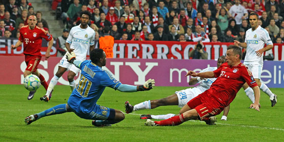 Ivica Olic (áo đỏ phải) lập cú đúp giúp Bayern giành chiến thắng 2-0