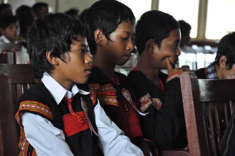 Các nghệ nhân trẻ đơn vị xã xã Ea Pôk đang hồi hộp chờ đến lượt thi của đơn vị mình