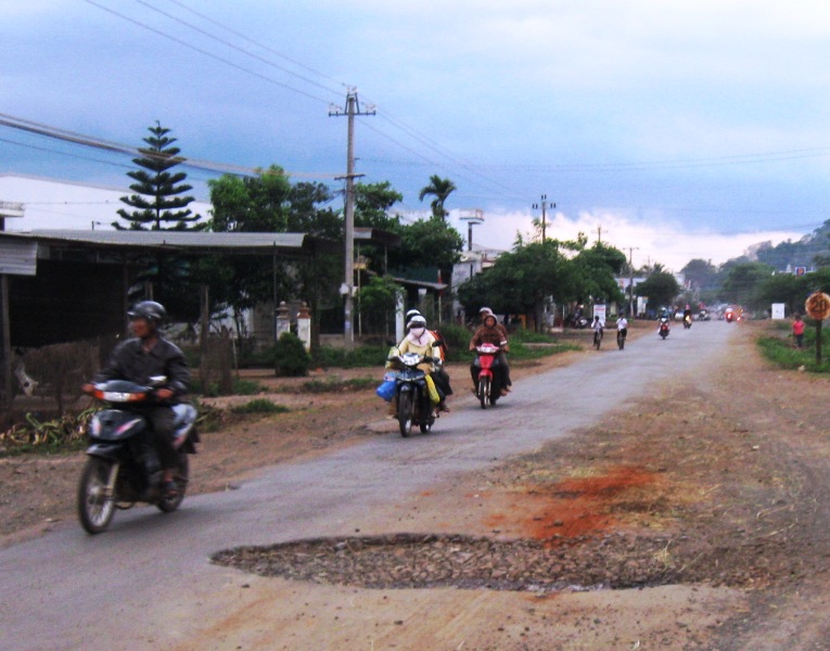 Những ổ gà, ổ trâu xuất hiện nhiều trên tỉnh lộ 8 đoạn qua thị trấn Ea Pok