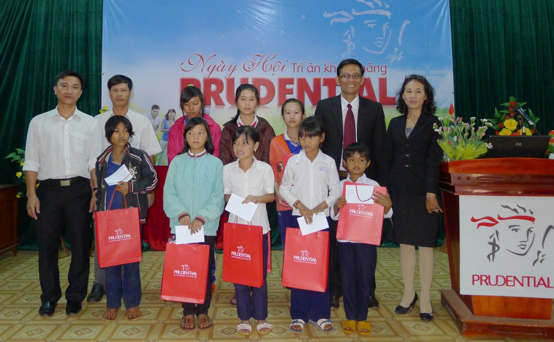 Đại diện Prudential tặng quà và học bổng học sinh vượt khó, chăm học.