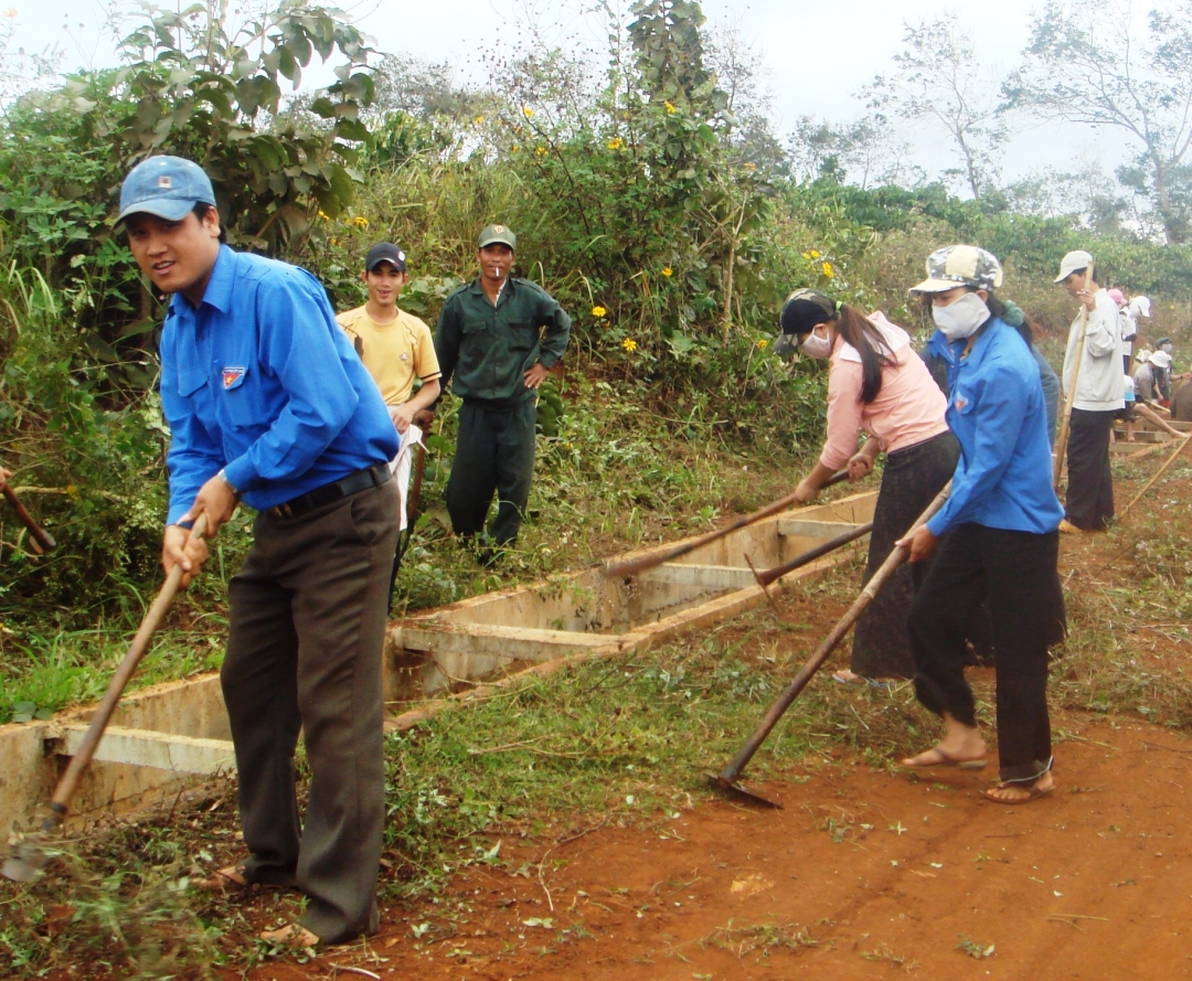 ĐVTN huyện Krông Buk tổ chức dọn vệ sinh đường giao thông liên thôn.