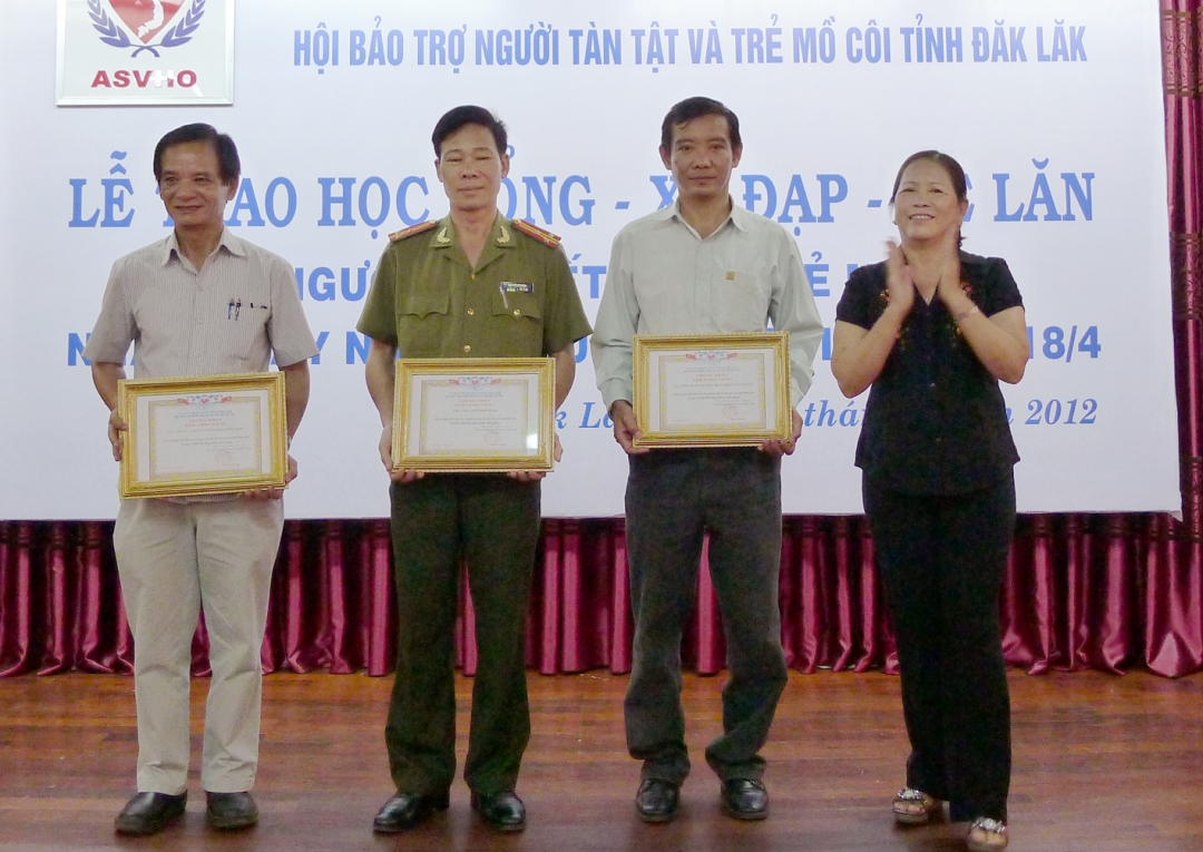 Chủ tịch Hội Bảo trợ người khuyết tật và trẻ mồ côi tỉnh tặng  các doanh nghiệ, tổ chức, nhà hảo tâm có nhiều đóng góp Quỹ hỗ trợ Giấy chứng nhận 