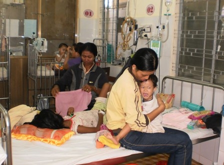 Tại Bệnh viện Đa khoa Dak Lak, chuyện bệnh nhân phải nằm ghép 2, 3 người chung một giường bệnh thường xuyên xảy ra.