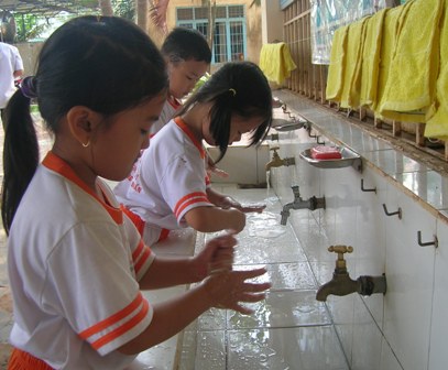 Học sinh trường Mầm non Hoa Pơ lang rửa tay với xà phòng phòng bệnh TCM. Ảnh: K.O