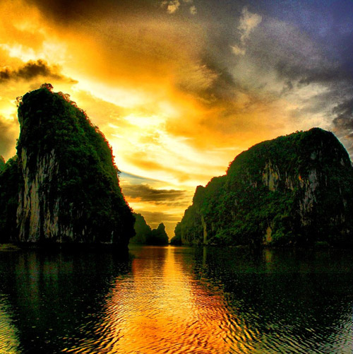 Vịnh Hạ Long là một trong những điểm đến tuyệt vời của du lịch Việt Nam, được xem là kỳ quan tự nhiên thế giới. Khung cảnh vô cùng đẹp mắt với những ngọn núi đá vôi cao trùng điệp như những tia sáng đang chiếu xuống mặt nước trong xanh của vịnh. Hình ảnh liền kề càng khiến bạn thích thú khi khám phá những địa danh nổi tiếng của Vịnh Hạ Long.