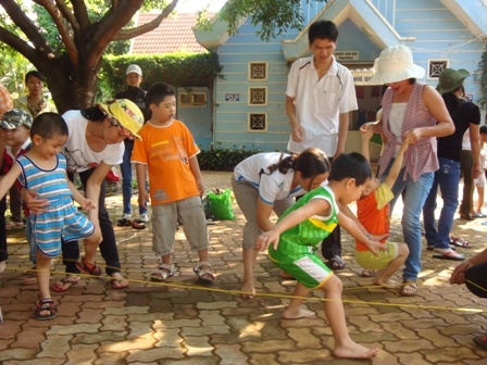 Học sinh lớp tự kỷ với trò chơi vượt chướng ngại vật