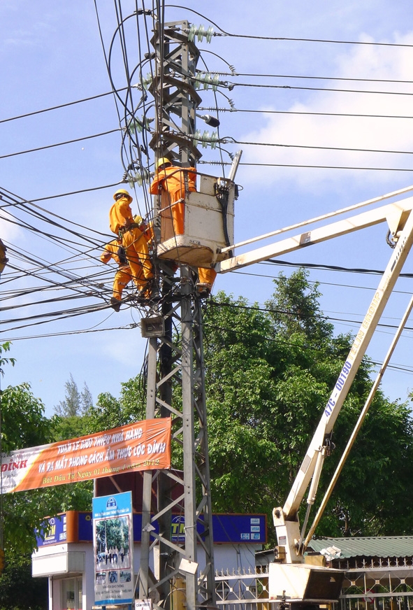 Xây lắp, sửa chữa đường dây điện là lĩnh vực xảy ra  nhiều vụ tai nạn chết người nhất. 