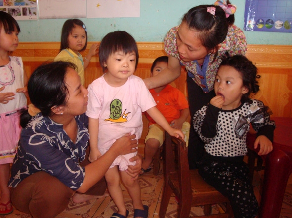 Giáo viên Trung tâm Hỗ trợ Phát triển Giáo dục hòa nhập trẻ khuyết tật tỉnh thăm các cháu khuyết tật tại Trường Mầm non tư thục Hoa Phong Lan, huyện Ea H’leo).