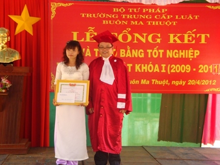 Lãnh đạo Trường Trung cấp Luật Buôn Ma Thuột tặng Giấy khen giáo viên 