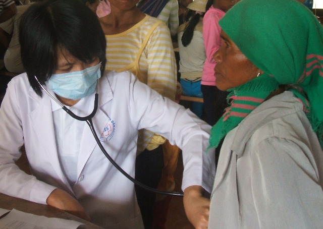 Trong 19 chỉ tiêu NTM, huyện Lak hiện chỉ mới chỉ đạt được các chỉ tiêu về y tế và an ninh – trật tự xã hội. (Trong ảnh: Các bác sỹ khám bệnh định kỳ cho đồng bào dân tộc thiểu số).