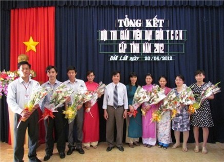Ban tổ chức tặng hoa cho các giáo viên đoạt giải