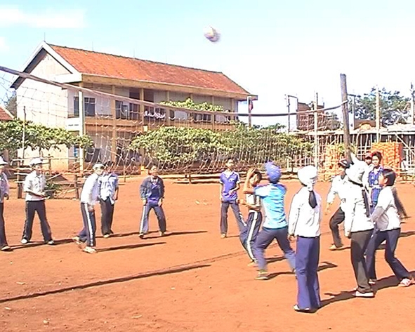 Học sinh lớp 9A Trường THCS Nguyễn Bỉnh Khiêm tham gia đánh bóng chuyền trong giờ ra chơi.