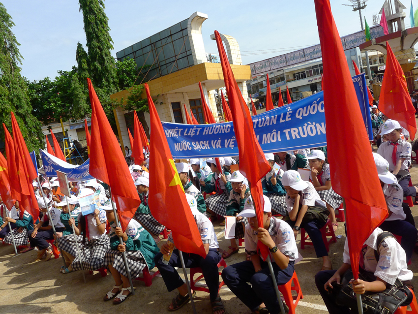 Đông đảo người dân và học sinh tới tham dự Lễ mít tinh