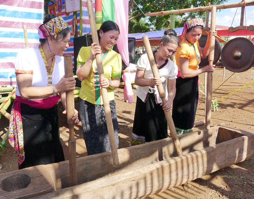 Giã gạo theo tiết tấu âm nhạc là nét văn hoá độc đáo của người dân làng Thái ở xã Ea Kuêh